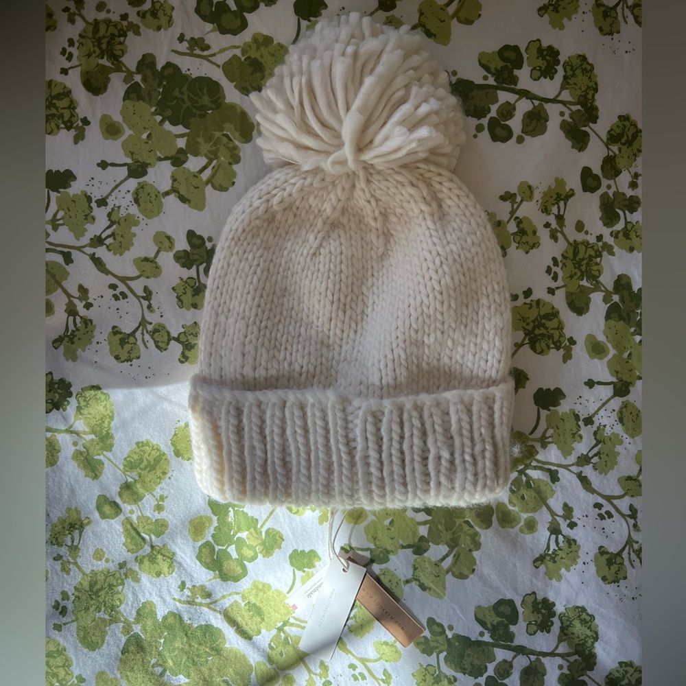 Nwt look by m cream Pom Pom hat knit